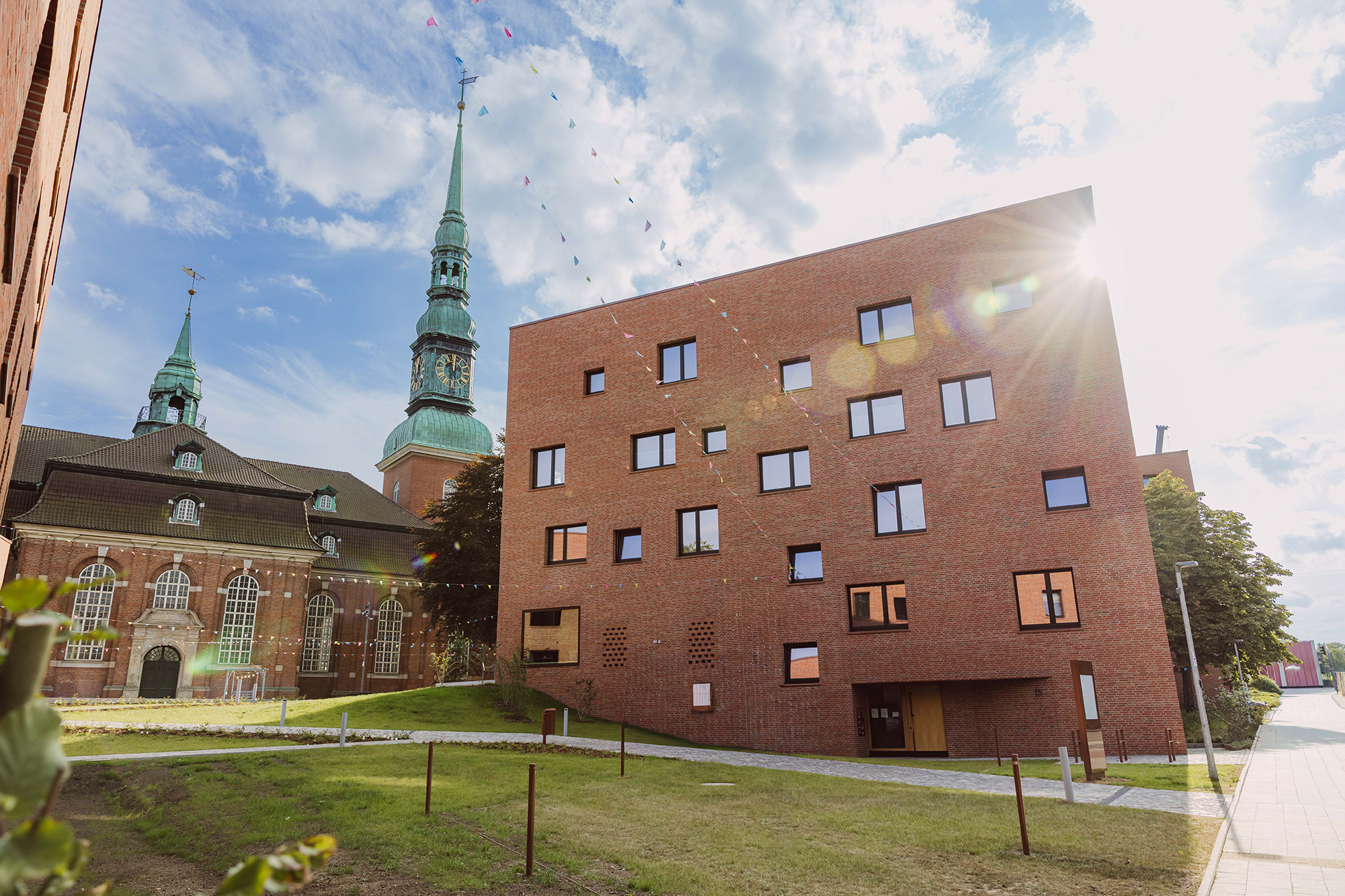 Eine Kirche neben einem modernen Gebäude
