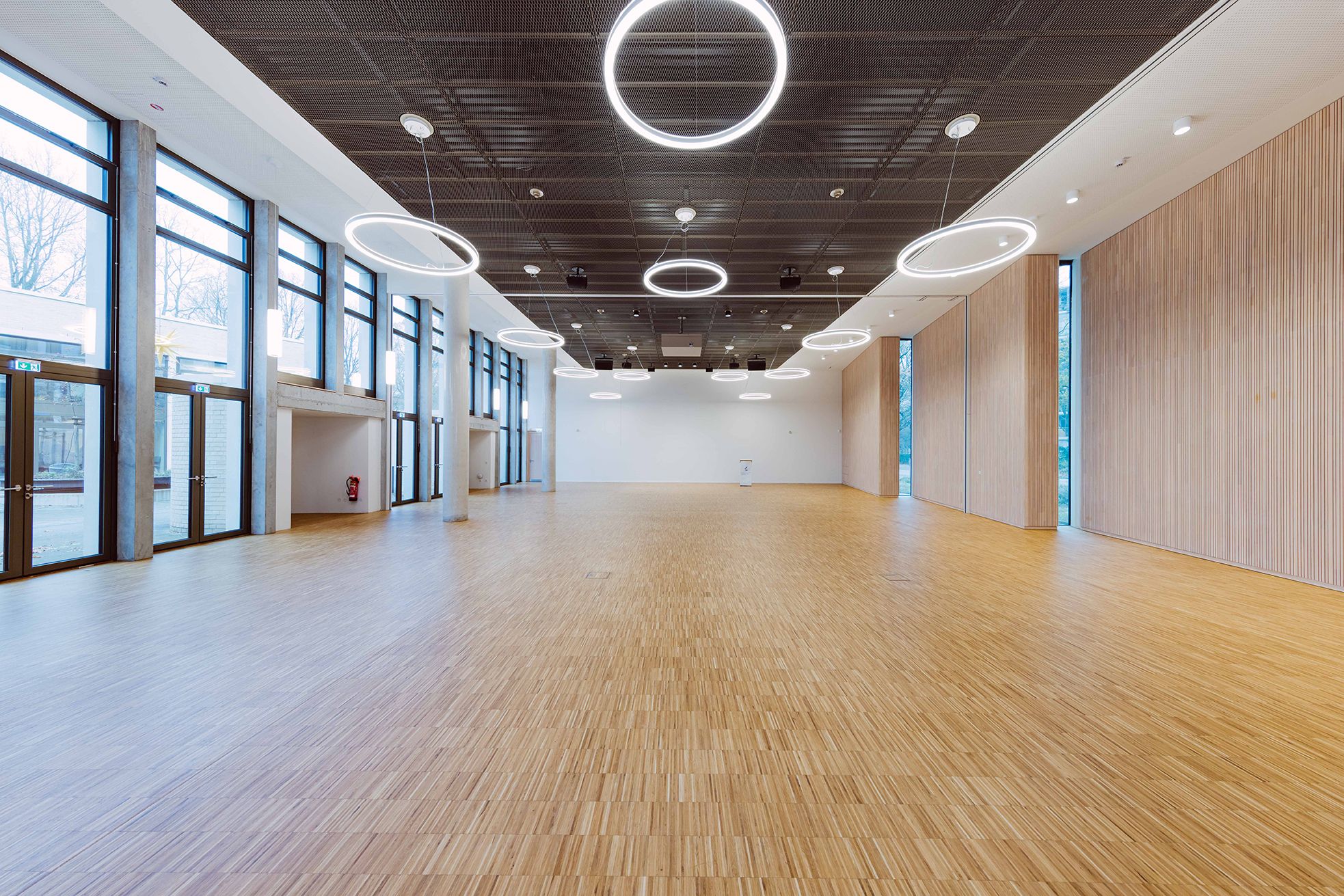 Ein großer heller Saal