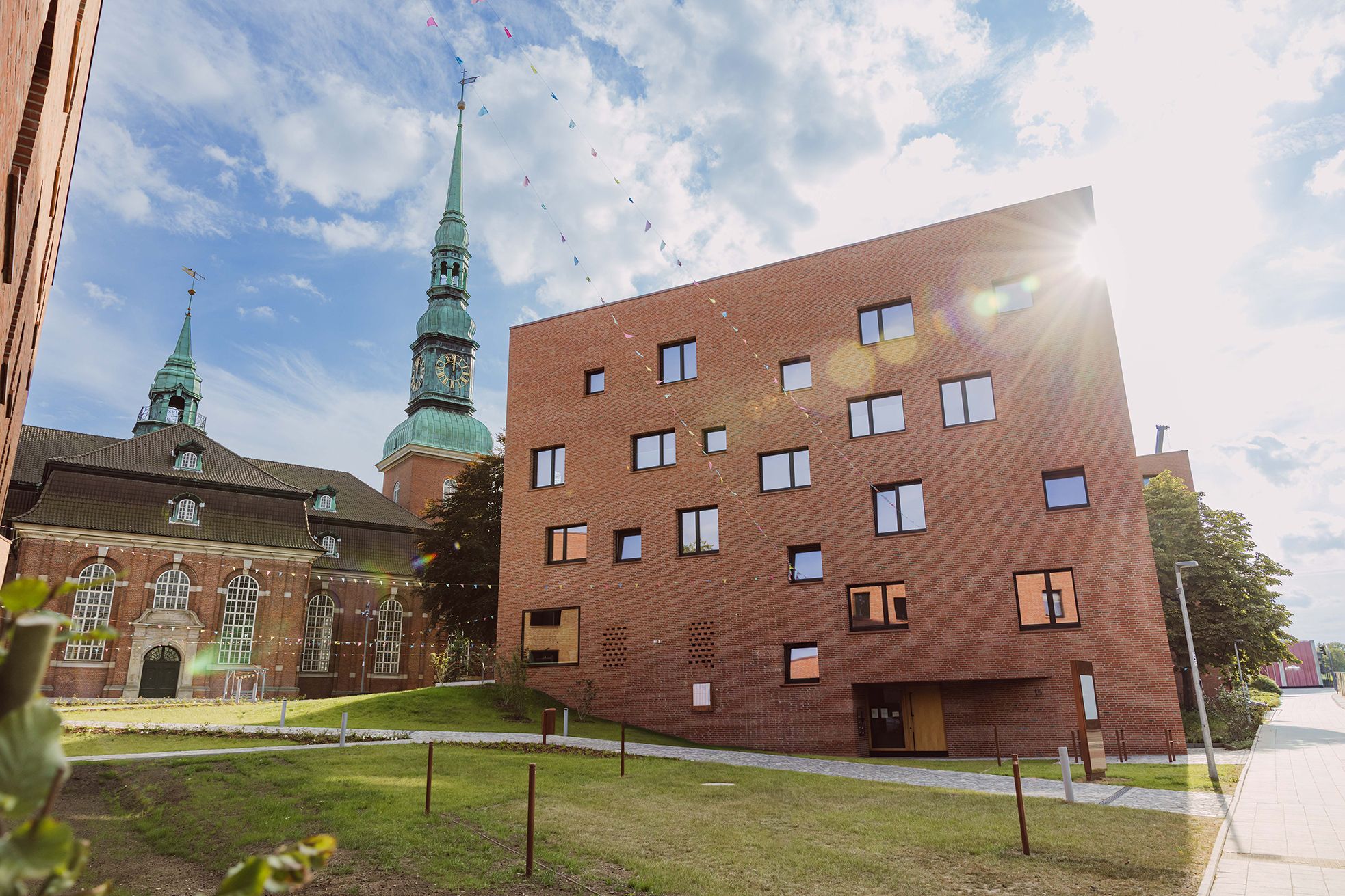 Eine Kirche neben einem modernen Gebäude