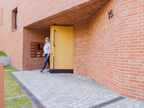 Person verlässt ein Gebäude durch eine Tür