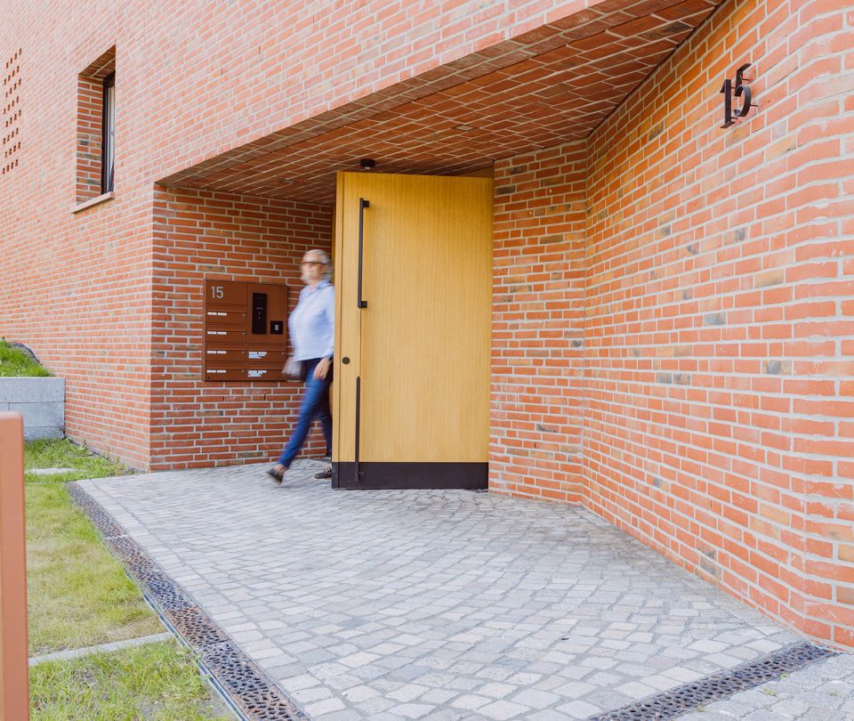 Person verlässt ein Gebäude durch eine Tür